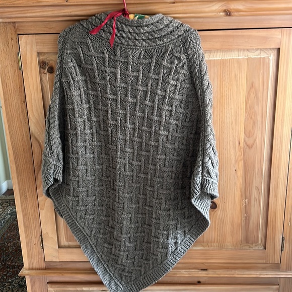 Aran merino wool poncho - Picture 4 of 5